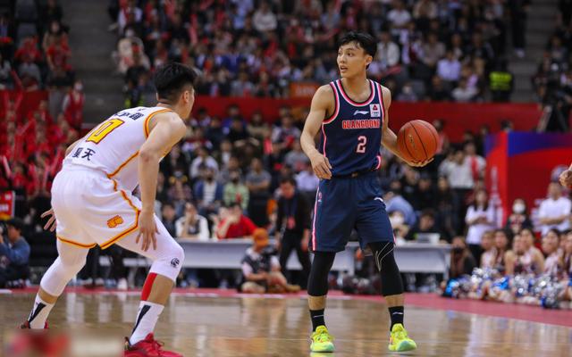 广州男篮战绩起伏不定，备战艰难