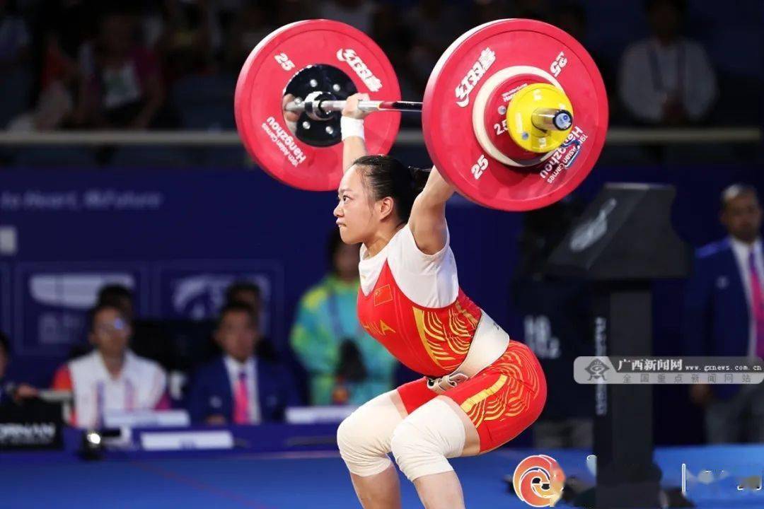 举重女将横扫银牌，力量非凡
