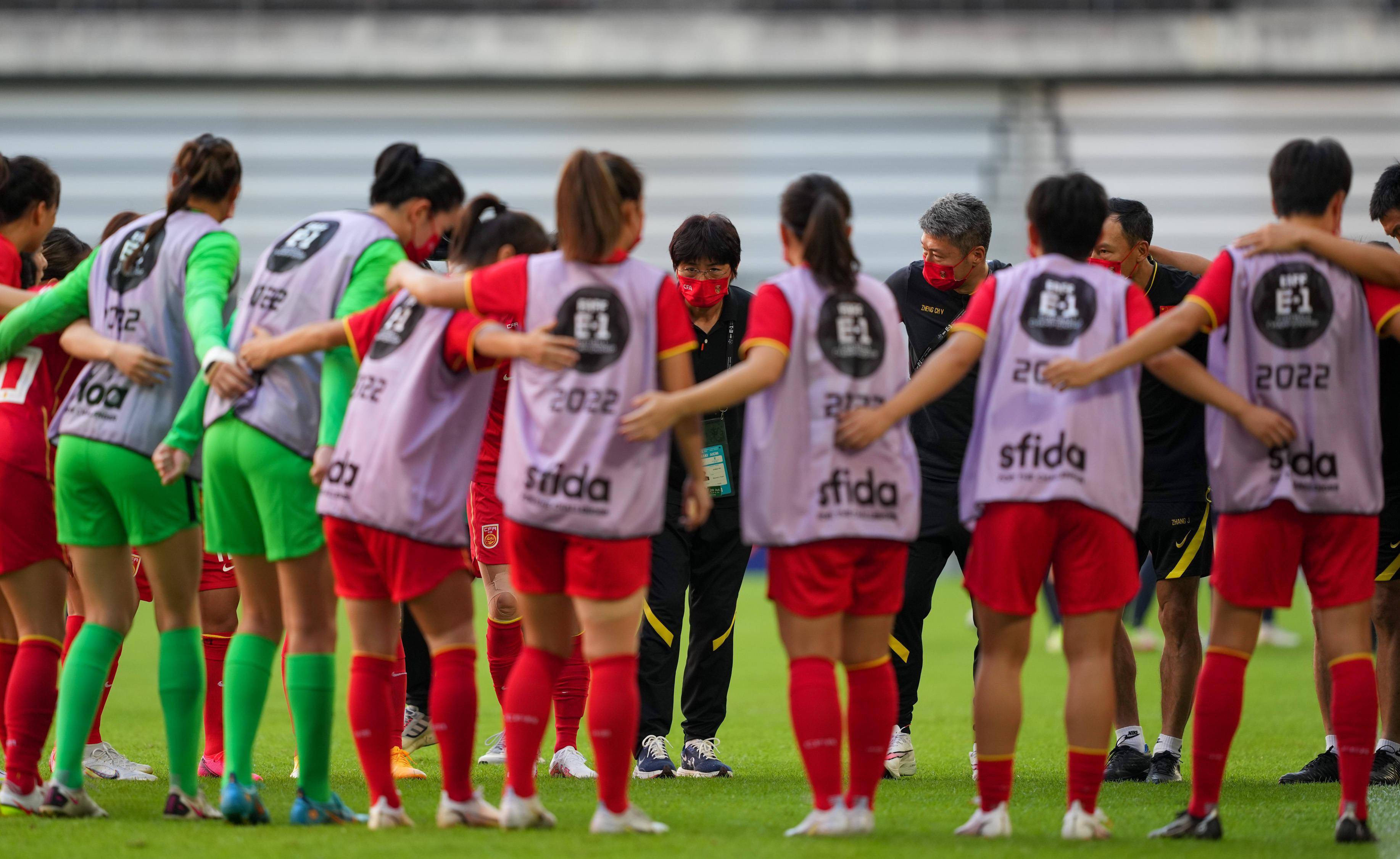 足球比赛：中国队在女足赛中实现完美表现